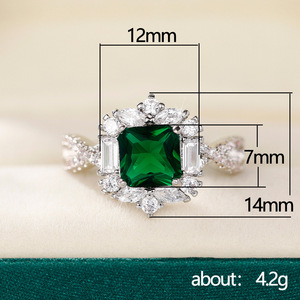 Anello di fidanzamento con taglio Princess verde smeraldo per donna, elegante gioiello da matrimonio - Product Image 5