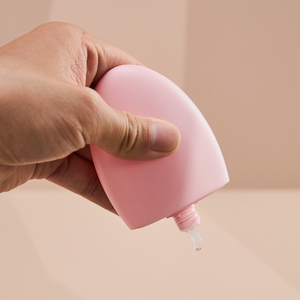 Forma de huevo 50 60 <span class=keywords><strong>ml</strong></span> HDPE Botellas de protección solar de tacto suave Botellas de loción a prueba de rayos UV Botellas para apretar Color Rosa personalizado Loción cosmética para el cuidado del bebé - Product Image 4