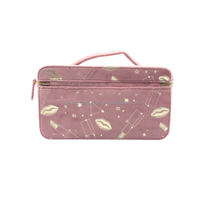 Bolsa <span class=keywords><strong>de</strong></span> maquillaje <span class=keywords><strong>de</strong></span> viaje <span class=keywords><strong>de</strong></span> terciopelo portátil <span class=keywords><strong>de</strong></span> diseño personalizado con estuche <span class=keywords><strong>de</strong></span> maquillaje esponjoso con asa - Product Image 1