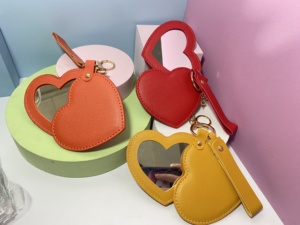 Espejo de Bolsillo de Cuero PU con Forma de Corazón Negro y Logotipo Personalizado, MOQ Bajo, Espejo de Maquillaje Portátil con Llavero para Viajes - Product Image 5