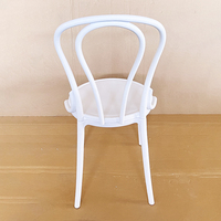 Chaise de salle à manger en plastique empilable pour l'extérieur, dossier creux, respirante, rangement facile, style moderne et simple