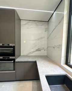 Meubles de cuisine modulaires modernes sur mesure Santopova, armoires murales en contreplaqué, porte en verre, caisson, dosseret en marbre, évier - Product Image 3