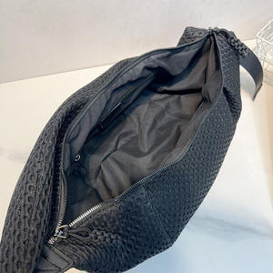 Nouveau sac bandoulière en maille pour femme, léger, avec fermeture éclair, sangle unique, style quotidien pour les trajets, en tissu noir, collection Printemps 2025 - Product Image 3