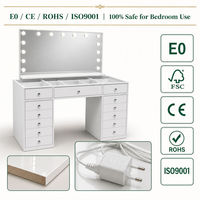 Fabricant OEM d'organisateurs : Coiffeuse moderne et élégante pour appartement, avec tiroirs, panneau en bois et miroir