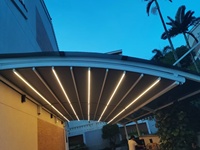 Pergola en aluminium avec toit incurvé rétractable manuel en PVC, résistante au vent, pour usage extérieur