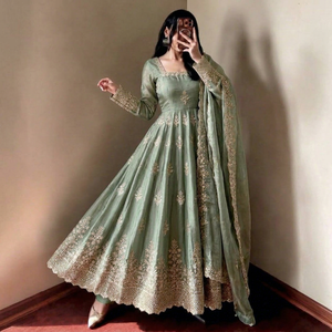 Robe Anarkali en Soie Verte avec Broderie Dorée, Coupe Ajustée Traditionnelle, Infroissable, Évasée, Longueur Ras du Sol, Tenue Ethnique pour Femme, Mariage - Product Image 1