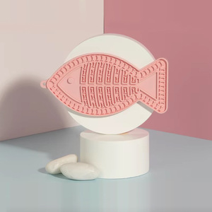 Tapis à lécher pour animaux de compagnie en silicone en forme de poisson, antidérapant, anti-renversement, pour chats et chiens, facile à nettoyer, tapis d'alimentation - Product Image 3