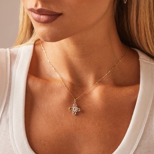 Nuova Collezione: <span class=keywords><strong>Collana</strong></span> con Pendente a Croce Fleur in Argento Sterling 925 Placcato Oro 14K con Zaffiri <span class=keywords><strong>e</strong></span> <span class=keywords><strong>Diamanti</strong></span> Sintetici, Gioiello di Lusso per Donne - Product Image 2