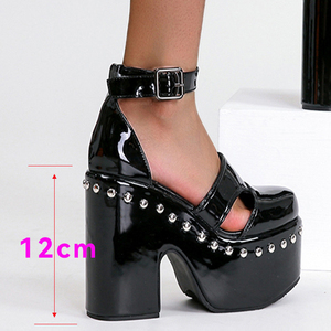 Sandales à talons compensés hauts pour femmes, bout rond, couleur unie, avec boucles de cheville, plateforme épaisse et rivets métalliques vernis - Product Image 5