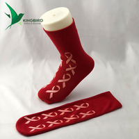 Chaussettes jetables de pantoufle d'hôpital avec le point simple de bande de roulement pour antidérapage