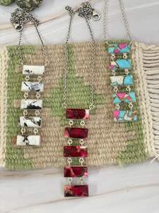 จี้เงินแท้ทำมือประดับด้วยหินธรรมชาติสีขาวคอตตอนแคนดี้ บัฟฟาโล และสีแดงโรสดาเลีย ชุบหลายชั้น เหมาะสำหรับเป็นของขวัญวันครบรอบ - Product Image 2