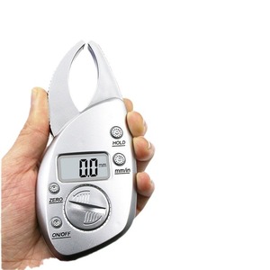 Analizador Digital de Grasa Corporal con Pinzas de Calibración, Báscula de Salud Portátil y Compacta, Color Plateado, Blanco y Rojo, Forma Ovalada, Funciona con Batería - Product Image 1
