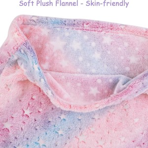 ผ้าห่มหางนางเงือกสำหรับเด็ก เรืองแสงในที่มืด ผ้าห่มฟลานเนลลายหางนางเงือกพร้อมดาวระยิบระยับและลายเกล็ดปลาสีรุ้งไล่เฉดสี - Product Image 3