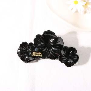 Pince à cheveux élégante en plastique brillant à trois fleurs de 11 cm pour femme, vente en gros - Product Image 4