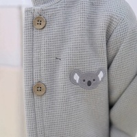 Nouvelle Collection Automne 2026 – Cardigan Décontracté en Maille Gaufrée à Col Rond pour Enfants, Broderie Koala, Manteau Standard Garçons et Filles