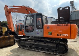 Excavatrice sur chenilles Hitachi ZX200 d'occasion, économique et fiable, adaptée aux travaux de construction en Afrique. - Product Image 2