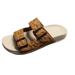 Suela en relieve PU zapatilla de moda punta abierta patrón en relieve diseño de hebilla mágica antideslizante transpirable estilo de moda suelas blandas - Product Image 1