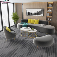 Canapé de salon de beauté de style nordique moderne en cuir véritable et velours, avec table, pour une ambiance décontractée et de détente