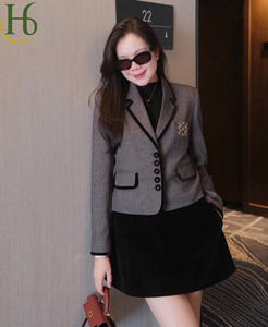 Blazer court pour femme fabriqué au Vietnam, mélange polyester-spandex, blazer à bouton unique classique - Product Image 3
