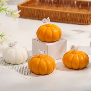 Bougie parfumée à la citrouille mignonne, faite à la main, orange et blanche, bougie artistique, décoration d'Halloween pour la maison - Product Image 1