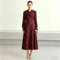 Robe Midi Bordeaux Perlée à la Main avec Nœud Papillon, Manches Longues Plissées, Motif Floral, Coupe Évasée – Élégante Robe de Soirée Formelle pour Femme, Idéale pour Invitée de Mariage