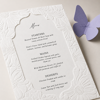 Cartes de menu de mariage personnalisées en papier fantaisie gaufré floral avec fenêtre découpée, marque-places papillon, impression numérique et estampage à chaud