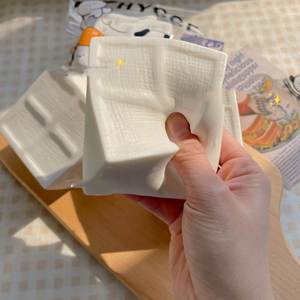 ของเล่นบีบสโลว์รีบาวด์เนื้อนุ่มหนาแบบเต้าหู้ สีขาว ทำจากวัสดุ PU ช่วยคลายเครียด บรรเทาความกดดัน เหมาะเป็นของขวัญสำหรับเด็กและผู้ใหญ่ - Product Image 3