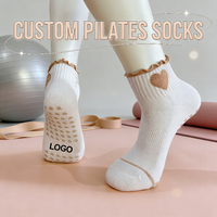 Chaussettes de Pilates personnalisées à faible MOQ, avec logo brodé, antidérapantes pour jeunes, idéales pour le yoga et la danse.