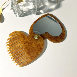Espejo de Maquillaje Portátil de Alta Calidad con un Diseño de Corazón en Forma de Vinagre y un Peine Incorporado. - Product Image 2