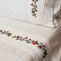 Parures de draps brodés, fabrication directe d'usine, 100% polyester, possibilité de broderie personnalisée.