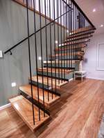 Escalier flottant droit avec balustrade verticale en tube jusqu'au plafond