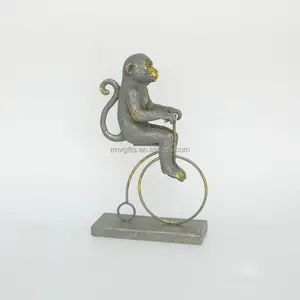 ของตกแต่งบ้านรูปปั้นลิงแกะสลักด้วยมืองานฝีมือขี่จักรยานตุ๊กตาลิงเรซินซุกซนน่ารัก