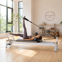 Reformer de Pilates Blanco con Luz Natural y Marco de Madera para un Diseño Moderno