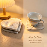 Sous-verres romantiques en marbre naturel en forme de cœur, idéaux pour les tables basses de luxe, les dîners haut de gamme et la décoration intérieure de boutiques.