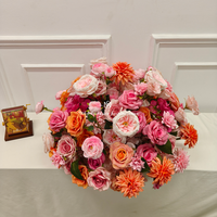 Fleurs de table multicolores, décoration de mariage d'hôtel, bouquet artificiel vibrant avec des roses, des dahlia roses, pêche et corail