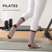Chaussettes de Pilates antidérapantes personnalisées avec grip en silicone, design rayé rétro, marque privée OEM ODM