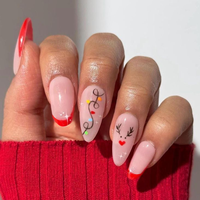 Faux ongles à presser, motif rennes de Noël et lumières féériques, forme amande moyenne, rouge nude, French manucure, imprimé hiver et fêtes