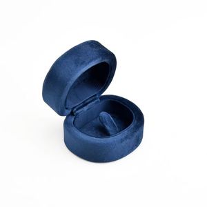 Boîte à collier en velours uni avec fermeture à pression en forme de D Taimy, personnalisable avec logo, pour emballage cadeau et rangement de bijoux pour les magasins de détail - Product Image 6