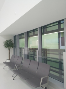 Chaises d'attente modernes à trois places en acier inoxydable avec assise confortable en éponge pour les salles d'attente des hôpitaux, des aéroports et des hôtels - Product Image 5