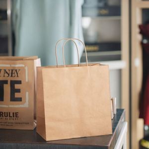 Bolsas de Compra de Papel Kraft de Lujo Ecológicas Personalizadas, Accesorios Reciclados, Impresión de Logotipo Personalizado para Ropa y Velas - Product Image 1