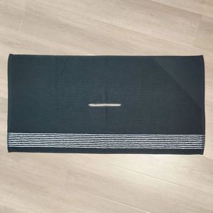 Serviette de golf personnalisée avec logo, découpe centrale et trou pour sac de golf et clubs - Product Image 3