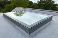 Fenêtre de toit en aluminium à triple vitrage à faible émissivité, à rupture de pont thermique et à haute efficacité énergétique