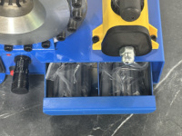 Petite machine à sertir les flexibles, adaptée au sertissage des tuyaux d'huile, des tuyaux de climatisation, des tuyaux en acier et des flexibles de l'industrie chimique.