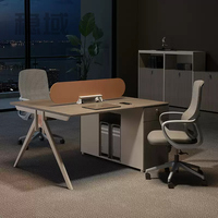 Bureau de travail moderne et simple pour employés, avec écran, casier et cloison, poste informatique pour employés