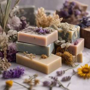 Savon artisanal au beurre de karité, anti-fongique naturel, parfumé à la freesia et à l'abricot, anti-acné, nettoyage en profondeur, biologique, pressé à froid, végan - Product Image 1