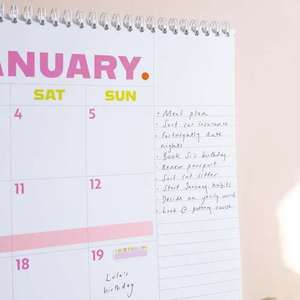 Calendrier <span class=keywords><strong>mural</strong></span> <span class=keywords><strong>hebdomadaire</strong></span> à spirale avec surface effaçable à sec et jours codés par couleur pour la planification au bureau - Product Image 3