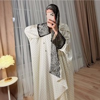 2026 Neues Frühlings-Großhandels-Maxikleid mit Polka-Dot-Print, französischem Chic, Spitzen-Patchwork, lockerer Abaya, bescheidenes Kleid mit Schal, Weiß