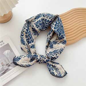 Nouveaux designs, foulard carré en viscose douce à motif floral, bandanas imprimés floraux frais et élégants, foulard pour cheveux pour femmes - Product Image 2