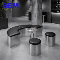Ensemble table et chaises courbes de style industriel SEM pour espace lounge de café, idéal pour hall d'hôtel et projets de restaurants commerciaux