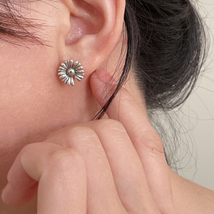 Pendientes de Plata de Ley 925 Yinruitai con Forma de Flor y Engaste de Bisel, para Uso Diario, con Poste de Plata 925 - Product Image 3